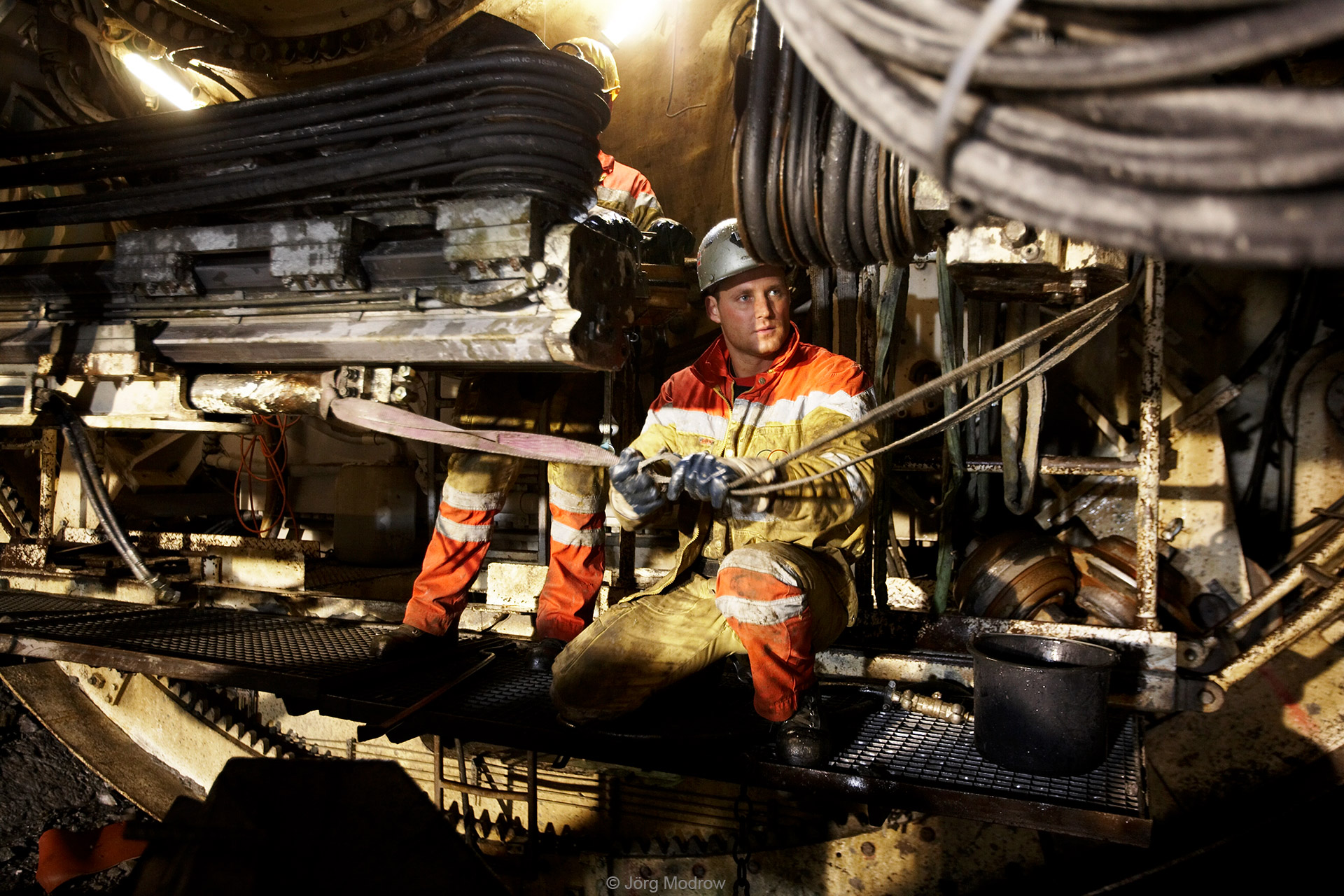 Corporate Photography, Businessfotografie, Unternehmensfotografie, Mitarbeiterfoto, Tunnelbauarbeiten, Gotthard Tunnel, Mitarbeiterfoto, Teamfoto, am Bohrkopf