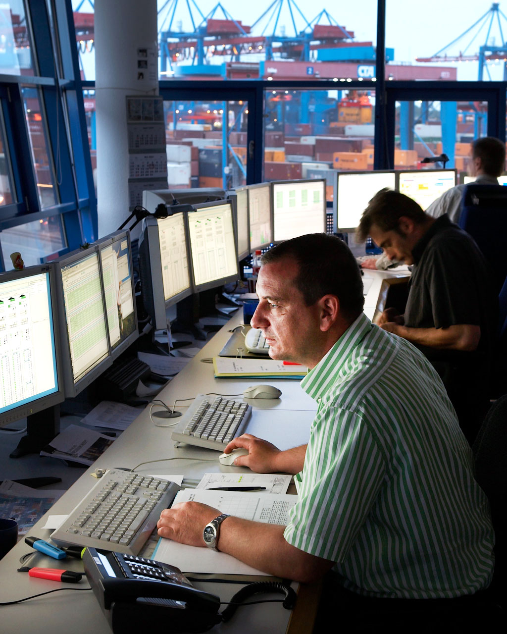 HHLA, CTA, Altenwerder, Kontrollzentrum, Monitore, Mitarbeieterfoto,